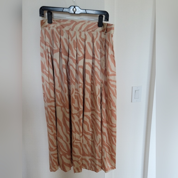 ASOS DESIGN Tall pleated midi skirt with buttons in tiger print - Picture 4 of 5